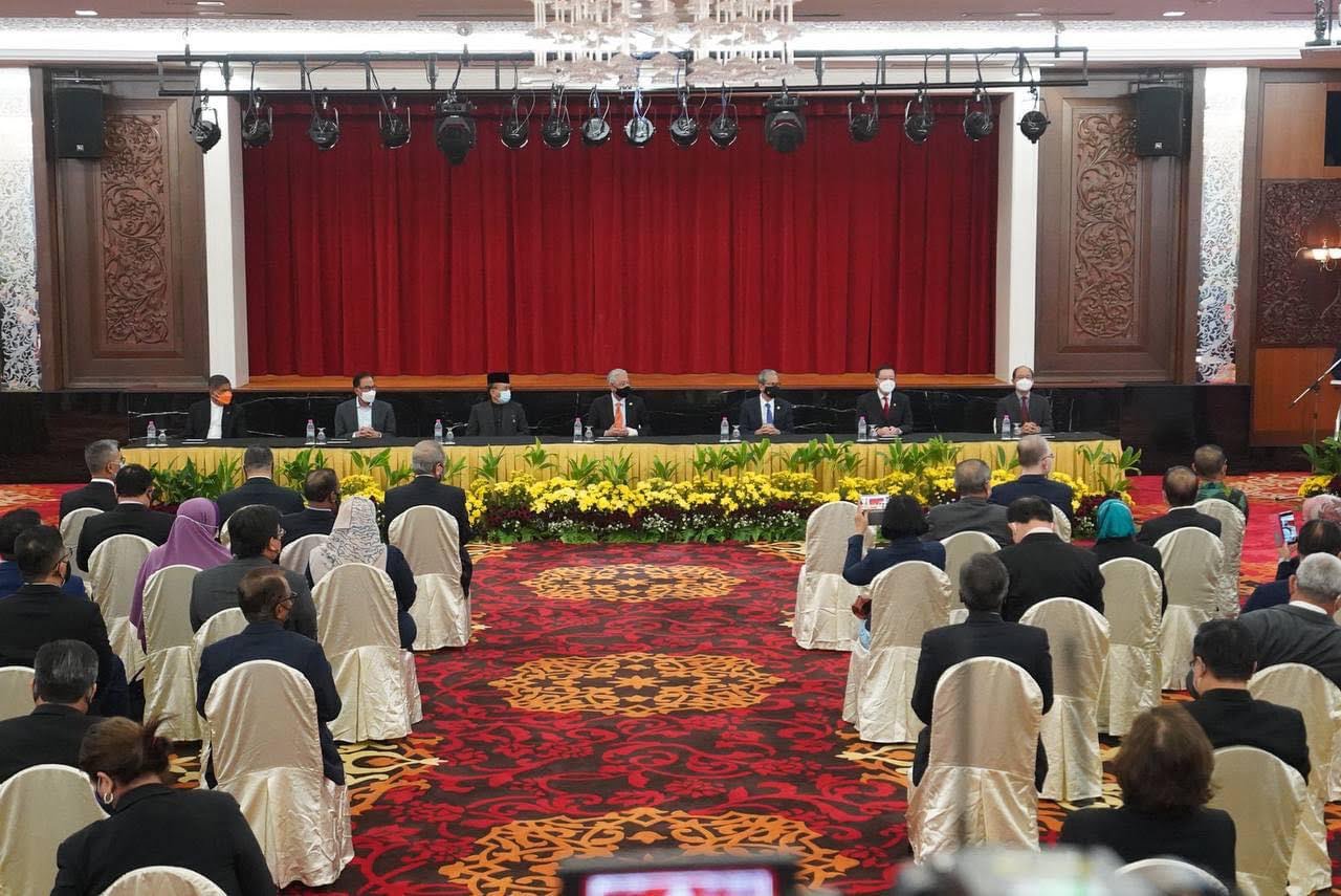 Historic moment: Govt, PH sign bipartisan MoU