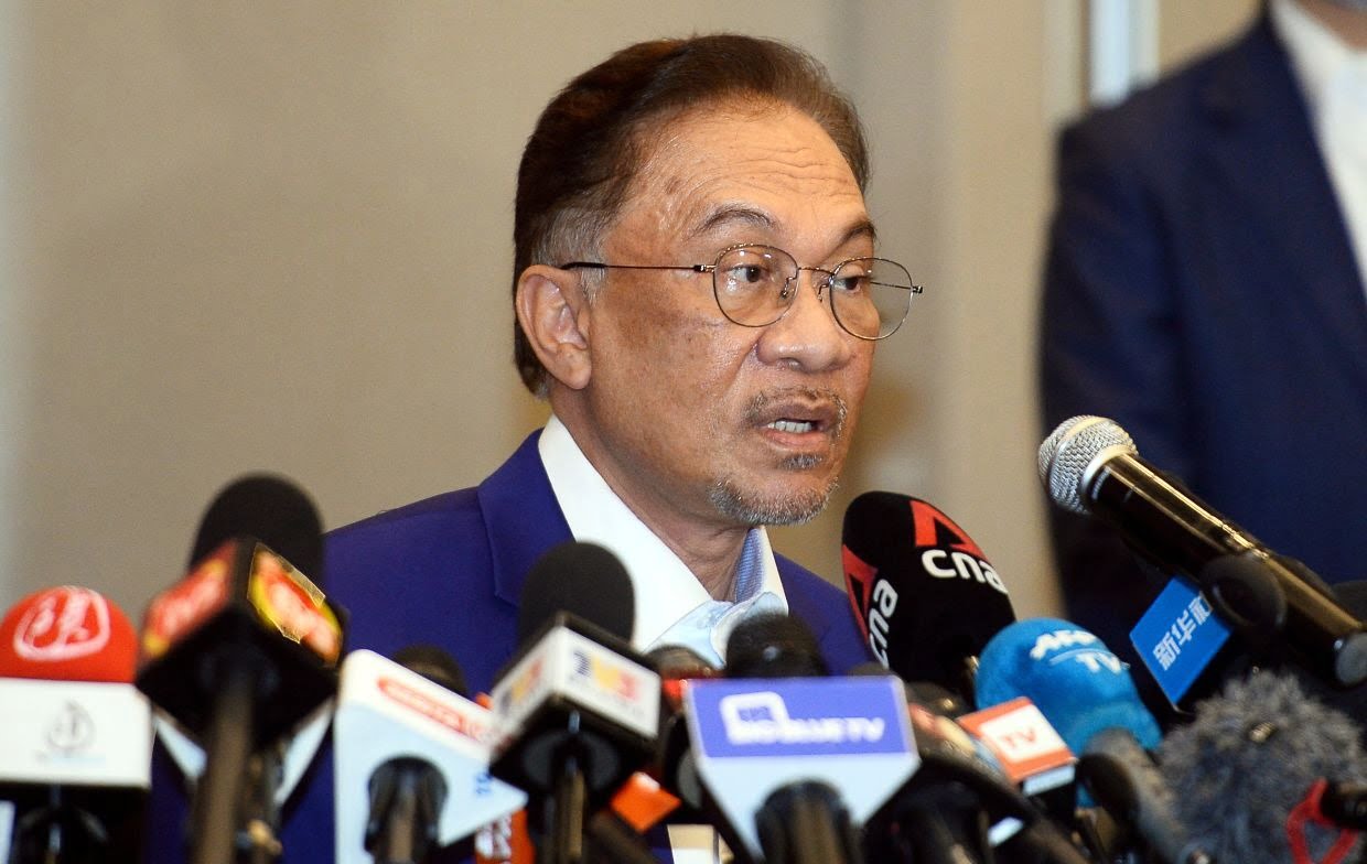 Anwar Ibrahim Issues Warning: Civil Servants Must Report Wrongdoing or Face Consequences