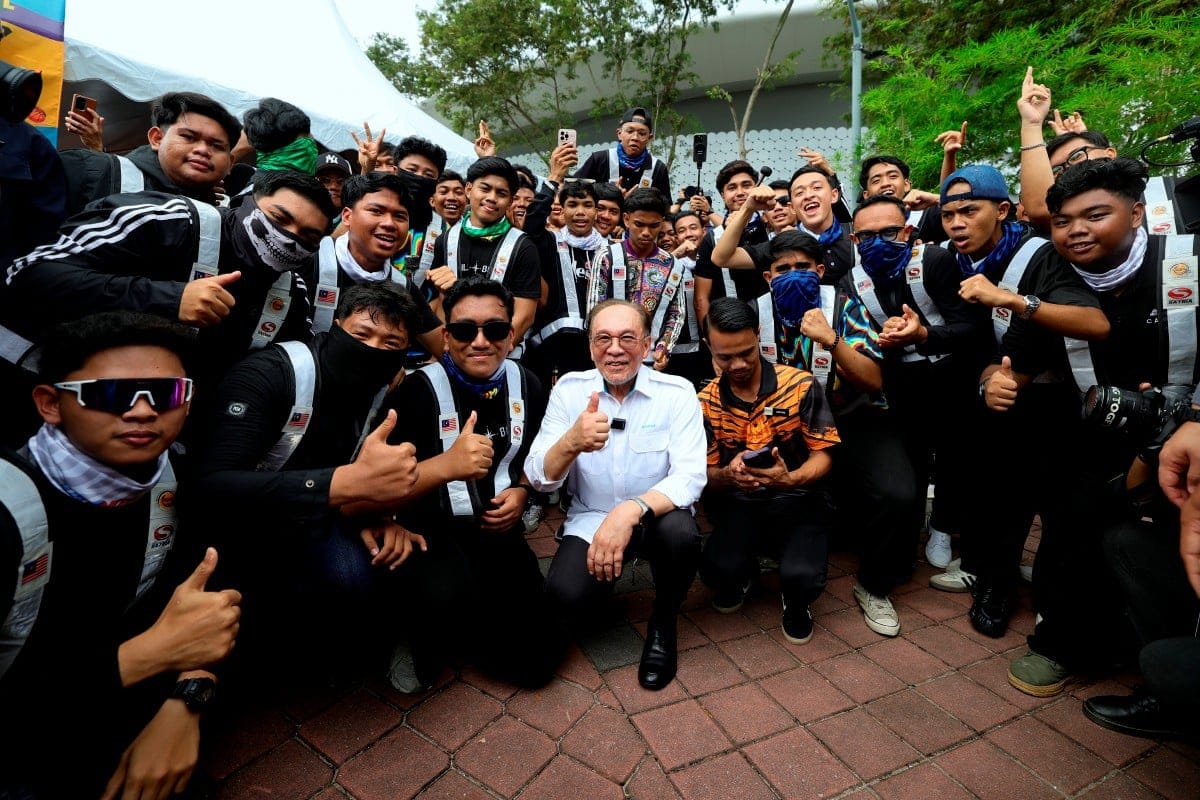 ANWAR bergambar bersama ahli-ahli Rakan Muda selepas Majlis Perasmian Sambutan Hari Belia Negara Tahun 2026 (HBN 2026) Peringkat Kebangsaan hari ini. FOTO Bernama.
