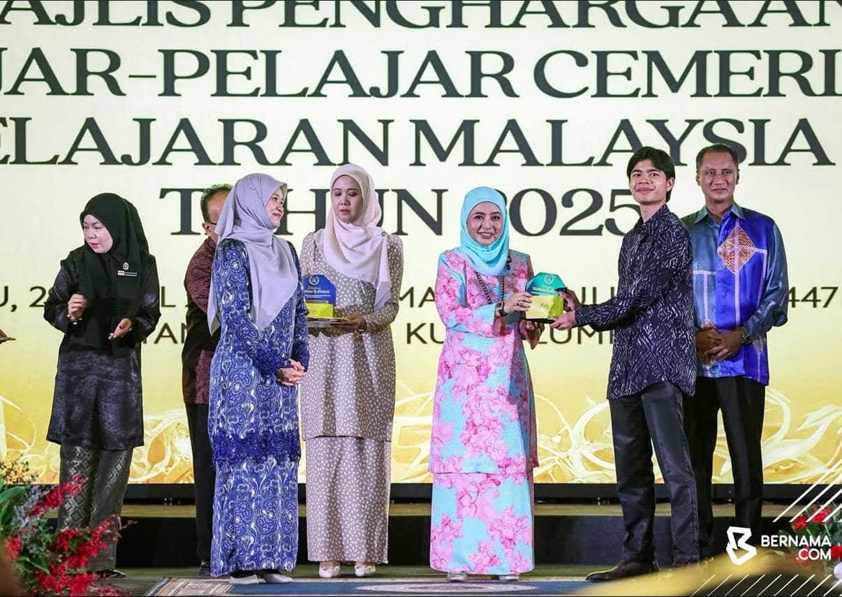 Queen Honors Top 2025 SPM Students At Istana Negara