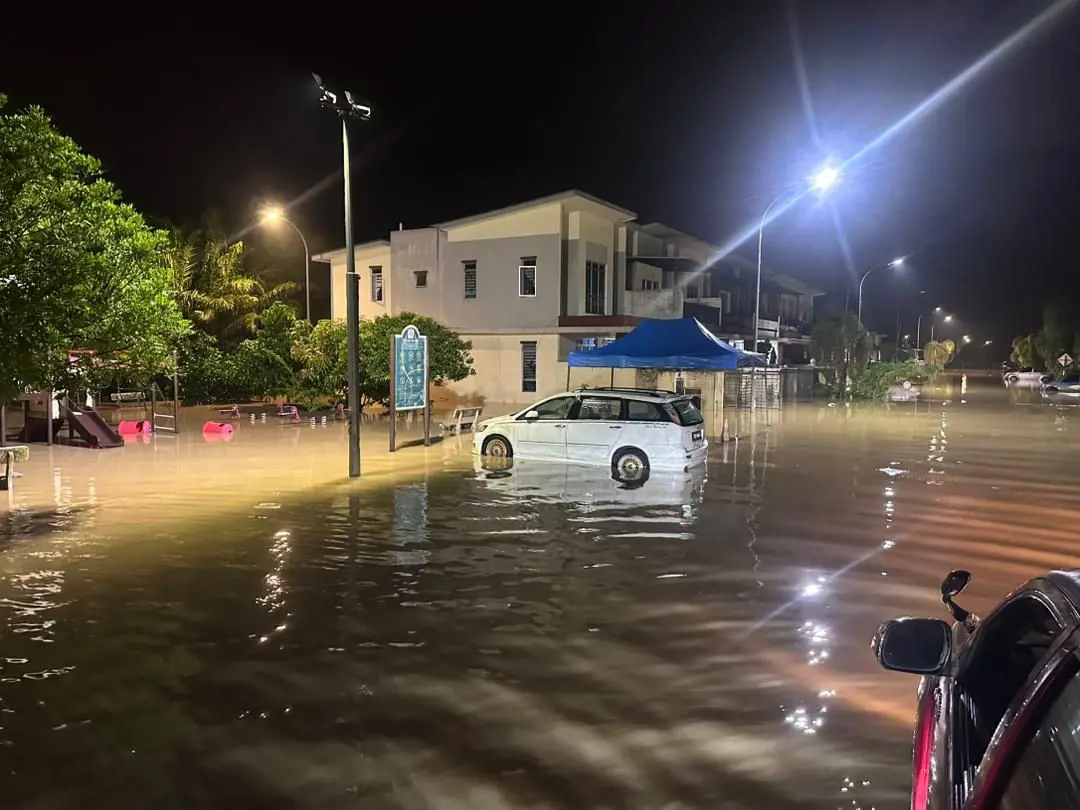 Burst River Bund Floods 32 Houses In Banting